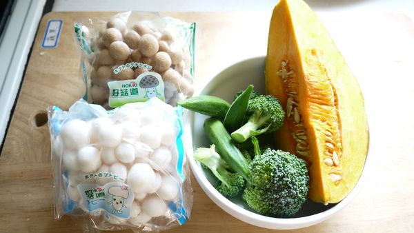 準備好食材，花椰菜跟秋葵可以先川燙撈起備用。