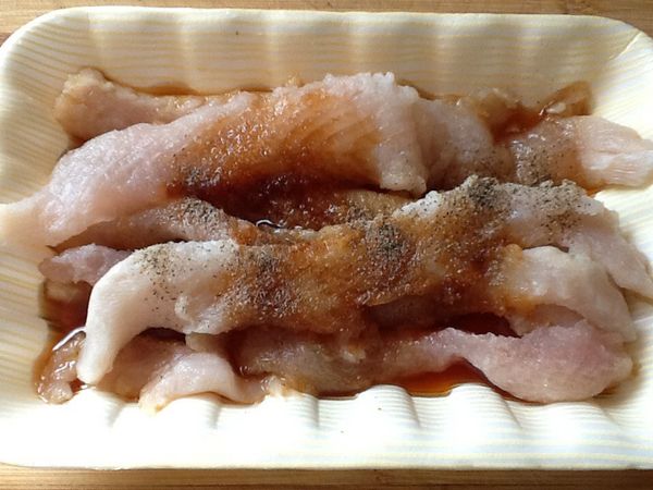 2.加入[醃料]，以手揉捏拌勻，醃漬約1小時。