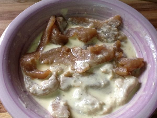 4.將醃漬好的魚柳裹上粉漿。