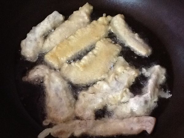 5.起鍋，開中小火，放入適量的油，由熱後放入魚柳。(以半煎半炸的方式處理，避免使用過多的油量)