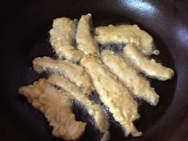 6.將魚柳煎炸至雙面金黃色即可。(起鍋前10秒可將火轉為中火，可讓油脂釋出)