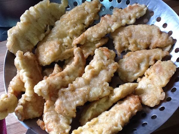 7.起鍋，可先放於漏勺瀝油或紙巾吸油一下，去除殘留的油脂。