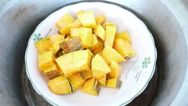 先將南瓜切塊，放入電鍋中蒸煮至軟爛。