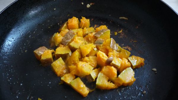 將蒸熟的南瓜放入鍋中翻炒，加點鹽調味可增加香氣，起鍋備用。