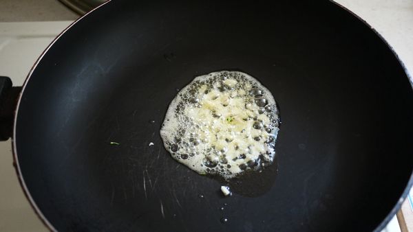 加入橄欖油，爆香蒜頭跟青蔥。