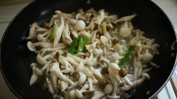 將菇類全部洗淨後入鍋中火翻炒，並加入所有調味料。