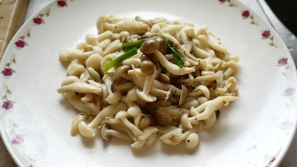 將炒熟的菇集中擺在盤子中央。