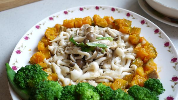 再把南瓜及蔬菜擺上，即可形成一朵花的圖型。