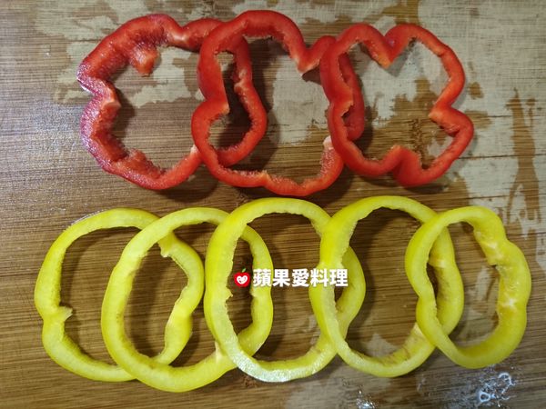 紅椒和黃椒去頭去尾後，切片，成甜椒圈。