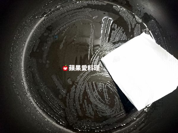取出平底鍋，放入少許油，用廚房紙巾將油抹勻。