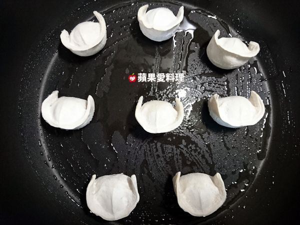擺入水餃，蓋鍋蓋，開中火慢煎5分鐘。