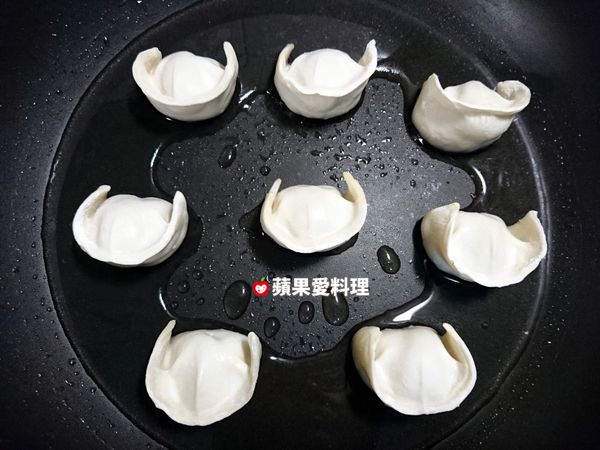 打開鍋蓋，加1/2量米杯水，蓋鍋蓋。