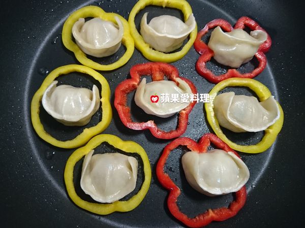 水分蒸發後，打開鍋蓋，放入甜椒圈。