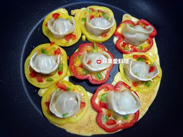 蛋液半凝固時，打開鍋蓋，放入椒丁，加1/2量米杯水，蓋鍋蓋。