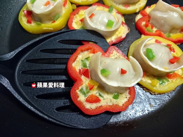 水分蒸發後，打開鍋蓋，從鍋邊淋麻油，用鍋鏟取出即可。