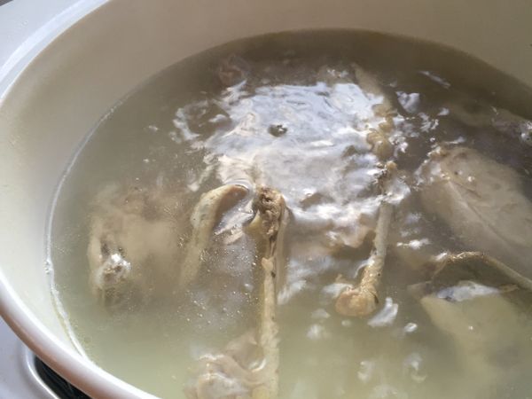 雞架子（也就是雞骨）先川燙去雜質，洗淨後熬煮成高湯。熬湯時將火腿切片，蘑菇切片備用。麵粉與水調和備用。