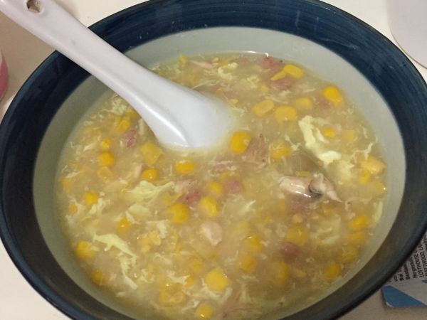 雞高湯內依序加入玉米粒、玉米漿、雞蓉、火腿、蘑菇。用調和的麵粉調整濃稠度，最後打個蛋就是料超多的玉米濃湯啦！