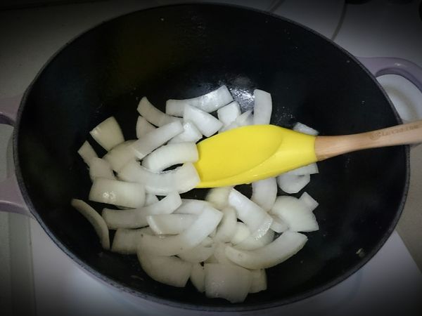 原鍋續炒洋蔥。（中小火）