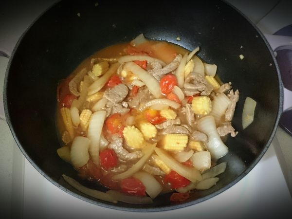 放入牛肉絲拌炒，並加入適量素蠔油調味。（中小火）