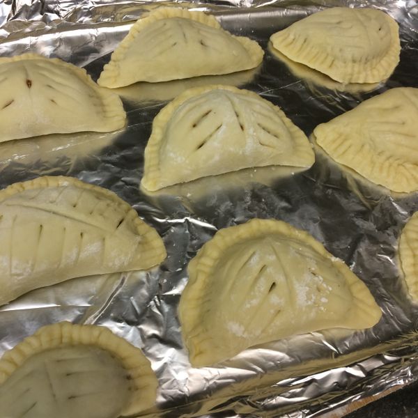 表面塗上蛋液，用刀子畫出紋路。