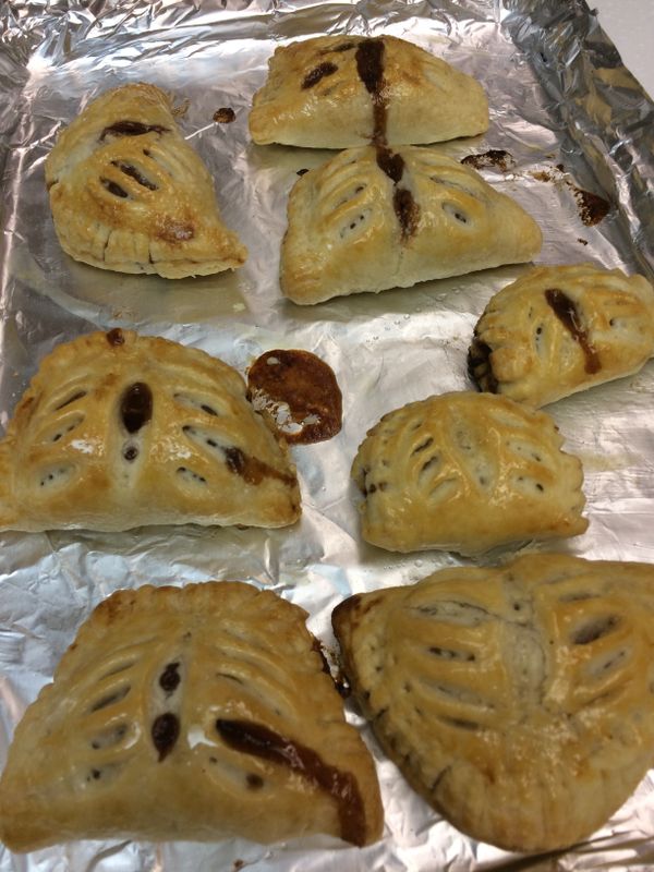 從烤箱中取出後，馬上在派皮表面塗上糖漿。