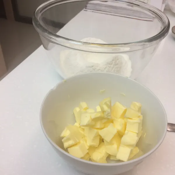 冰奶油切成約1cm大小的小方塊。