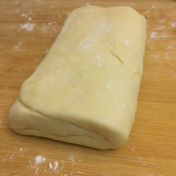 將麵團擀成長寬3:1且厚度均一的長方形，折成三折，放入冰箱冷藏，鬆弛30分鐘。（三折1次）