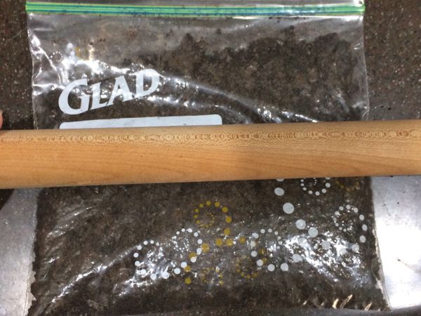 Oreo餅乾去內餡，餅乾部分放入密封袋中壓碎