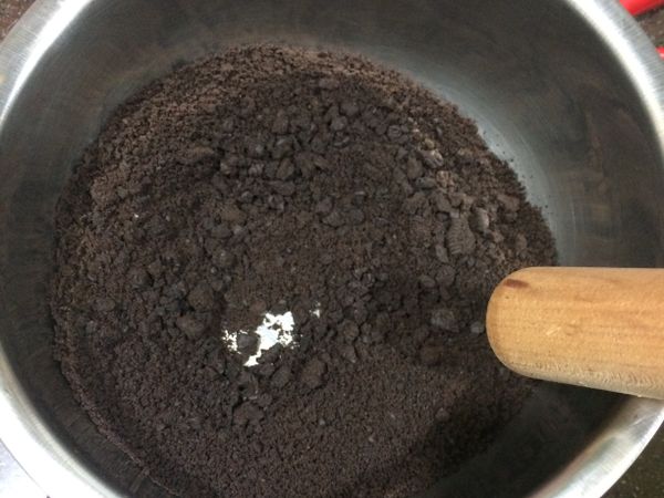 倒出餅碎，繼續壓碎，愈碎愈好，
或用食物處理機磨碎。