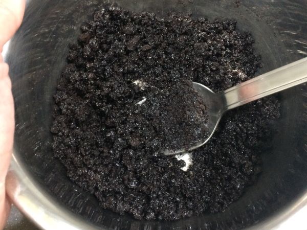 餅碎和奶油撹拌均勻