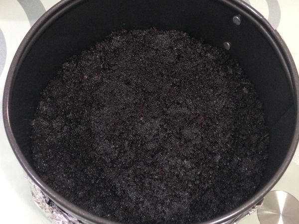 均勻平舖在模具裡，壓平壓緊，放入冰箱備用