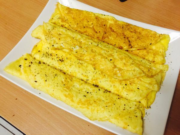 每一捲煎好後，撒上鹽、胡椒、義大利香料調味