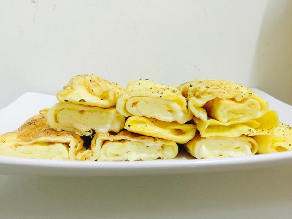 可將每一捲切一半可容易食用，也可以看到牽絲的起司