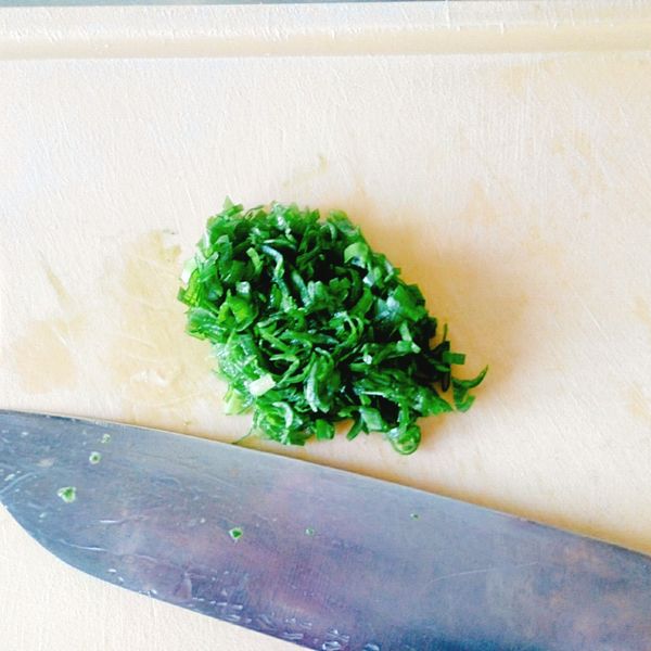 青蔥切細。