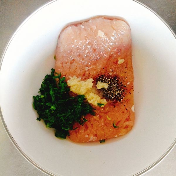 加入入雞肉內拌勻。
(姜，蔥，胡椒，鹽)