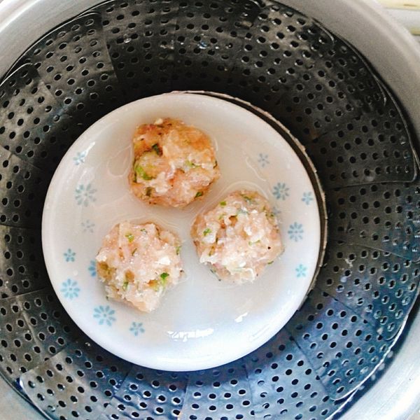 將雞肉丸蒸熟。(盤內加少許米酒)