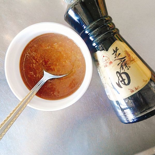 將適量芝麻油加入田樂內拌勻。