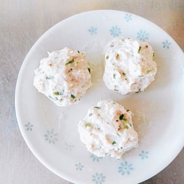 將蒸好的雞肉丸盛盤，淋上田樂味噌，上桌。