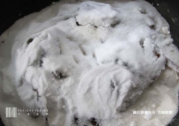 將鹽道入鍋中燒熱。