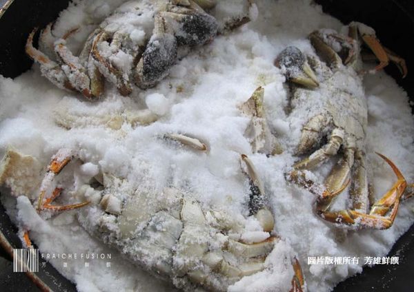 將大閘蟹肚子朝上(避免蟹黃流出）放入鍋中。