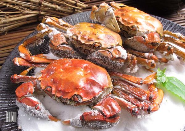 加點鹽將大閘蟹覆蓋，蓋上鍋蓋以中火悶 15~20分鐘。