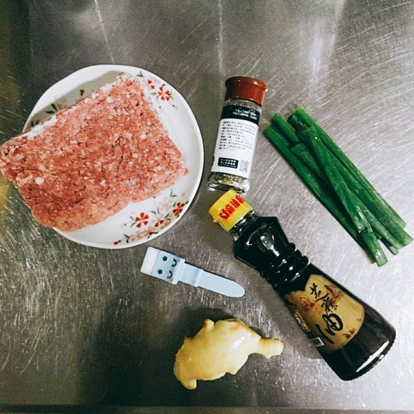 準備肉丸材料。
