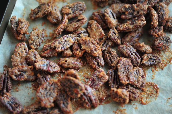 將碧根果放上鋪了牛油紙的焗盆內，焗45分鐘便成