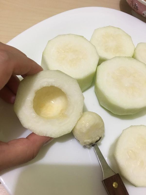 用匙羹在節瓜中間刮出節瓜肉