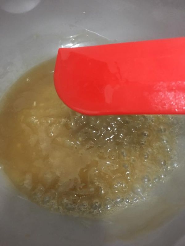 把已經拌好的芡汁以中火煮至杰身關火