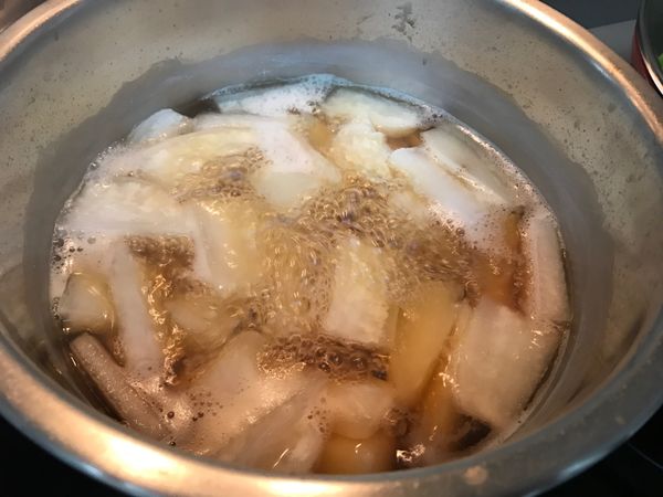 將白蘿蔔去皮切成長條狀後放入鍋中水量蓋過白蘿蔔即可、直接開火煮滾後轉中小火約10分鐘