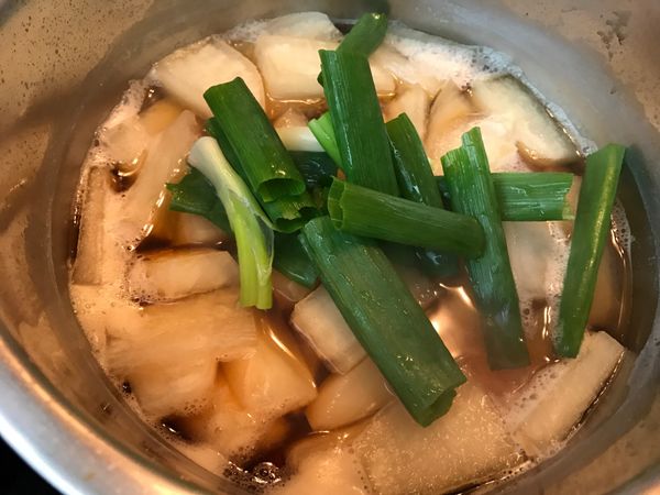 再加入醬油跟糖還有蔥段後再煮約5分鐘即可用筷子測試熟度