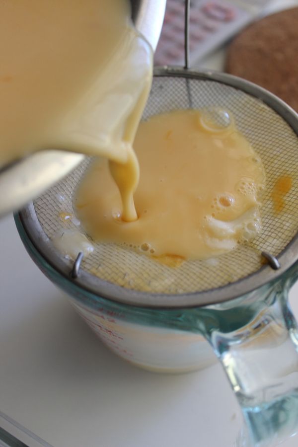 將雞蛋豆腐液用網杓過濾