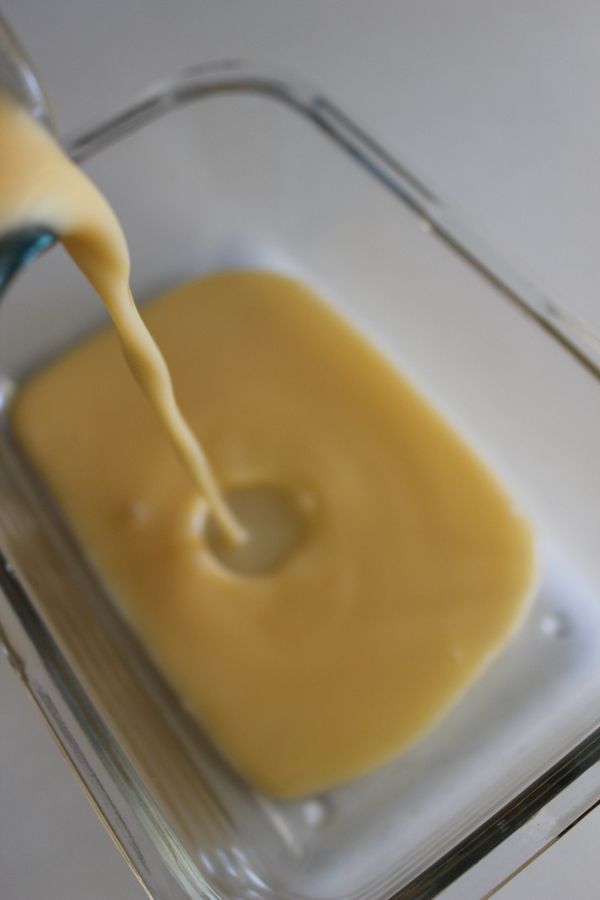 將步驟二雞蛋豆腐液倒入模子中~若想方便更好取出可以在模中鋪上烤紙