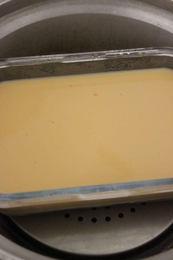 等電鍋中水開~放入步驟三